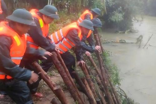 Gần 100 chiến sĩ dầm mưa ngăn sạt lở uy hiếp nhà dân ở Huế