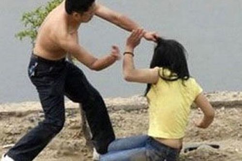 Bị chồng đánh, người vợ cần phải làm gì?