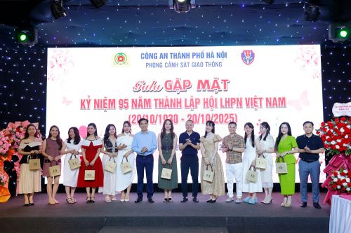 Những nữ Cảnh sát giao thông rạng ngời trong ngày Phụ nữ Việt Nam