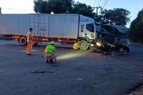 Tai nạn giao thông mới nhất 19/10/2025: xe cứu hộ gây tai nạn liên hoàn trên quốc lộ 26