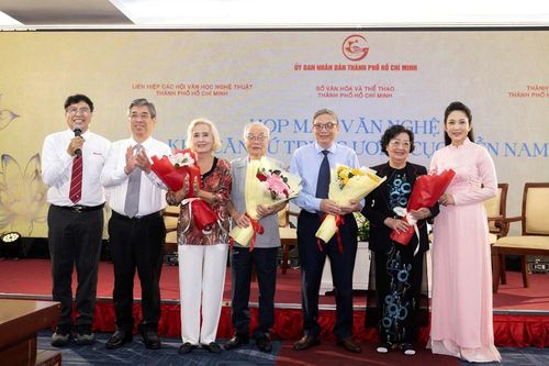 Họp mặt văn nghệ sĩ Khu căn cứ R