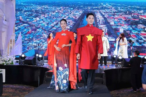 NTK Hoàng Ly và tình yêu với áo dài Việt