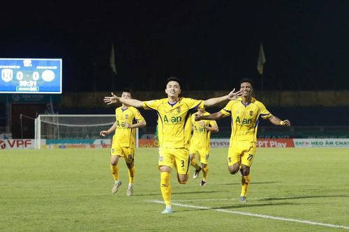 Tin nóng bóng đá Việt Nam hôm nay 19/10: Cầu thủ SLNA nhắc Văn Quyến khi đánh bại Nguyễn Filip; Hoàng Đức được ví như 'người máy'