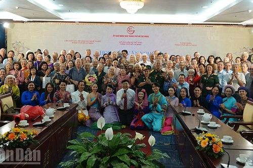Họp mặt văn nghệ sĩ Khu căn cứ Trung ương Cục miền Nam
