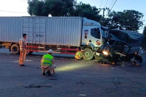 Tông xe liên hoàn trên Quốc lộ 26, một tài xế bị thương nặng