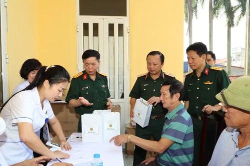 Khám, cấp thuốc, tặng quà gia đình chính sách, người có hoàn cảnh khó khăn tại Hưng Yên