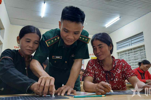 Đại úy Hồ Văn Hữu - thầy giáo quân hàm xanh 'gieo chữ' trên dãy Trường Sơn
