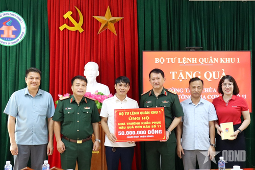 Quân khu 1 trao 700 triệu đồng hỗ trợ các trường học khắc phục hậu quả bão số 11