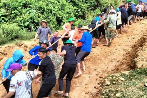 Nghệ An: Nỗ lực thông đường, chuyển hàng hóa vào các bản bị cô lập ở xã Nga My