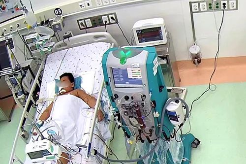 Bé trai phải lọc máu liên tục vì căn bệnh đang gia tăng trong mùa mưa