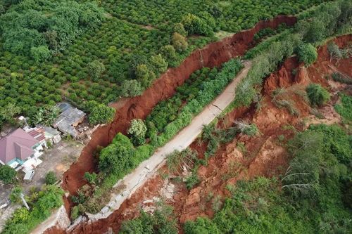Gia Lai: Đường vào trạm 500kV bị sạt lở, uy hiếp nhà dân