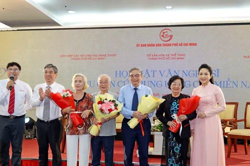 Lãnh đạo TPHCM gặp gỡ văn nghệ sĩ Khu căn cứ Trung ương Cục miền Nam