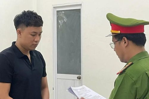 Giả danh công an, chặn xe thiếu nữ 18 tuổi đưa đi nhậu rồi hiếp dâm