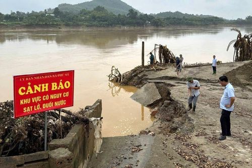 Sạt lở gần 1km bờ sông Lô ở Phú Thọ