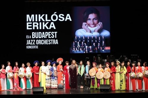 Áo dài Việt Nam tỏa sáng trong buổi hòa nhạc quốc tế tại Budapest