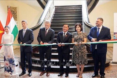 Chủ tịch Quốc hội Hungary cắt băng khai mạc Triển lãm ảnh tái hiện TP. Hồ Chí Minh đầu thế kỷ XX