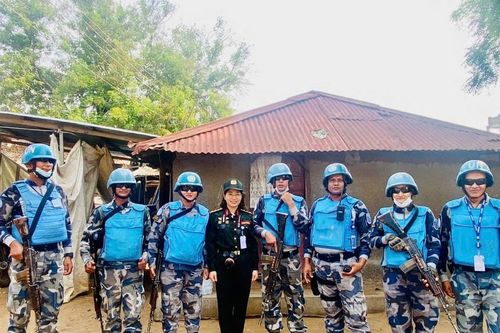 Những ngày viết trong hơi nóng và tiếng súng...