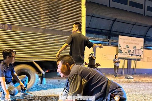 Cận cảnh công việc của các 'bác sĩ' vá đường trong đêm ở TPHCM