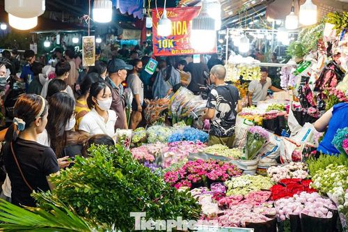 Chợ hoa đêm Quảng Bá rực rỡ sắc hương, tấp nập người mua trước ngày 20/10
