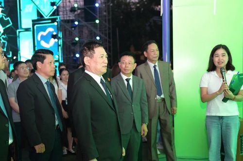 Phó Thủ tướng cùng các đại biểu tham quan nhiều gian hàng tại Ngày Thẻ Việt Nam 2025