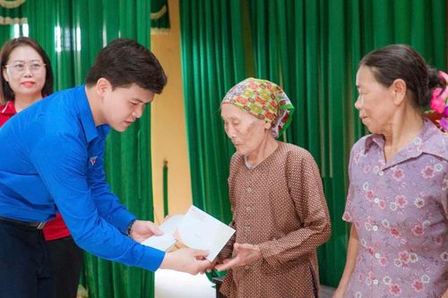 Tuổi trẻ Đại học Công đoàn tiếp sức vùng bão lũ hơn 400 triệu đồng