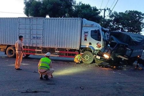 Xe cứu hộ gây tai nạn liên hoàn trên Quốc lộ 26
