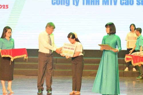 733 học sinh, sinh viên ngành Cao su được trao học bổng '28/10' năm 2025