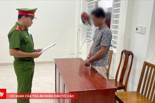 Khởi tố đối tượng tạt xăng dọa đốt người