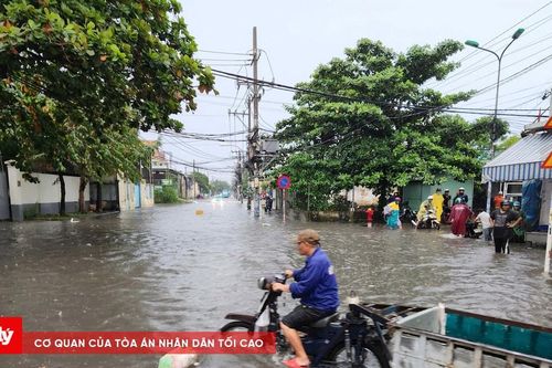 Đường phố TP. HCM thành sông sau cơn mưa lớn
