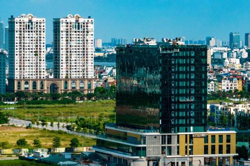 Có 1,5 tỷ đồng trong tay, vay thêm mua nhà ngay hay chờ giá hạ?