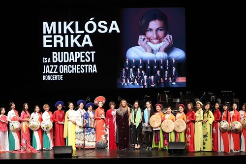 Áo dài Việt Nam lần đầu tỏa sáng trong buổi hòa nhạc quốc tế tại Hungary