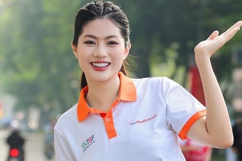 Sắc vóc đáng ngưỡng mộ của Hoa khôi Vũ Hương Giang dù đã là mẹ 2 con