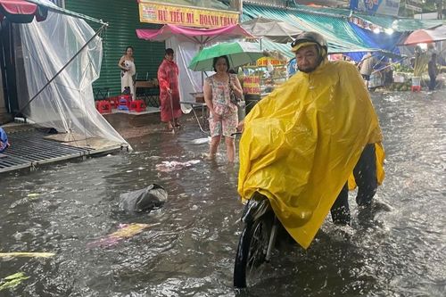 Nhiều tuyến đường ở TPHCM lại ngập như sông, người dân bất lực nhìn nước bẩn tràn vào nhà