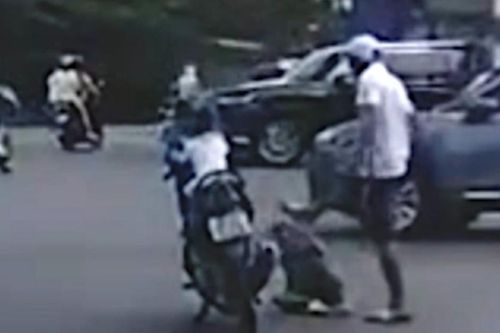 Bé trai bị đánh giữa đường ở Hà Nội