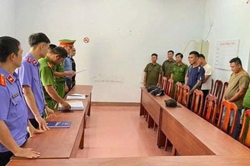 Khởi tố, bắt giam 4 đối tượng hành hung tài xế để tranh giành khách
