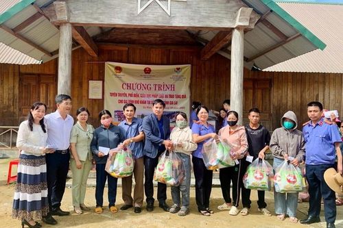 VKSND khu vực 13, tỉnh Gia Lai: Tuyên truyền pháp luật và tặng quà gia đình khó khăn