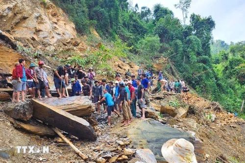 Nghệ An: Đường độc đạo tạm thông tuyến, bản Na Ngân không còn cô lập