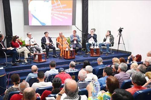 Lý luận cách mạng gắn liền với thực tế phát triển và xu thế thời đại của Việt Nam