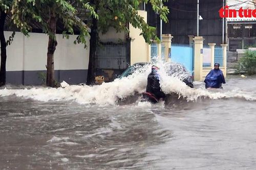 TP Hồ Chí Minh: Ô tô lao nhanh trên đường ngập tạo sóng nước cuốn ngã người đi đường