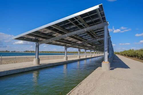 Tấm pin năng lượng mặt trời xuất hiện ở nơi không ngờ, mang đến giải pháp táo bạo cho 2 vấn đề cùng lúc