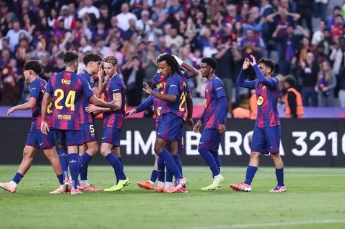 Cầu thủ Barcelona đứng yên và từ chối chơi 15 giây đầu tiên