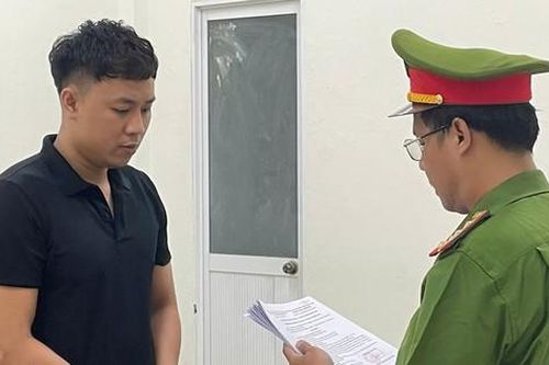Bắt khẩn cấp đối tượng giả danh công an chặn xe, ép nữ sinh 18 tuổi đi nhậu rồi đưa vào khách sạn