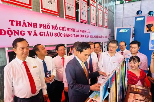 Tặng 'Cây tri thức' và 126.000 cuốn sách cho sinh viên