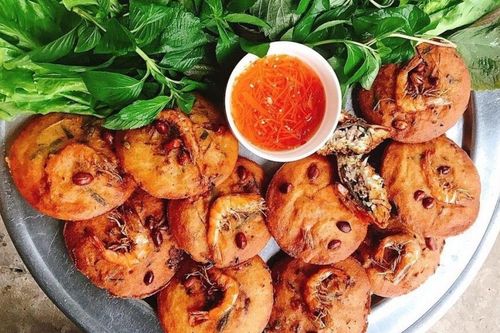 Món bánh đặc sản miền Tây có tên rất lạ tai, ăn với rau sống và nước mắm ngon quên lối về