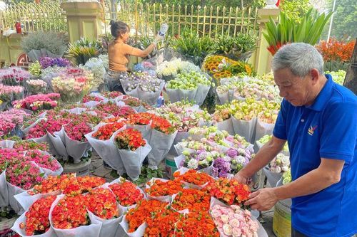 Đường phố Hà Nội ngập sắc hoa trước ngày 20/10
