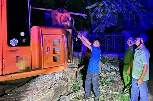 Bắt quả tang đối tượng trộm máy phát điện trên xe xúc đất