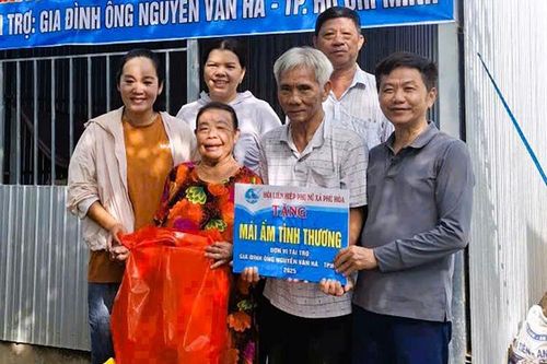 Bàn giao nhà Mái ấm tình thương cho hội viên phụ nữ xã Phú Hòa