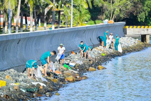 Hải đội Dân quân thường trực tỉnh An Giang thu gom rác thải bờ biển đặc khu Phú Quốc