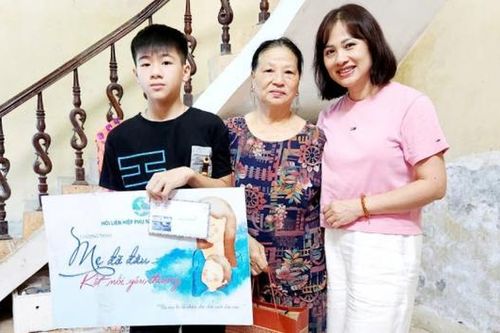 'Mẹ đỡ đầu' và những câu chuyện tử tế giữa đời thường