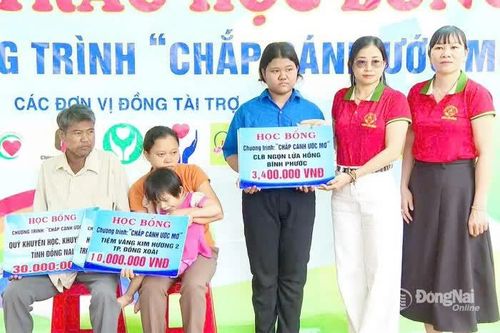 Ngọn lửa yêu thương thắp sáng giữa đời thường